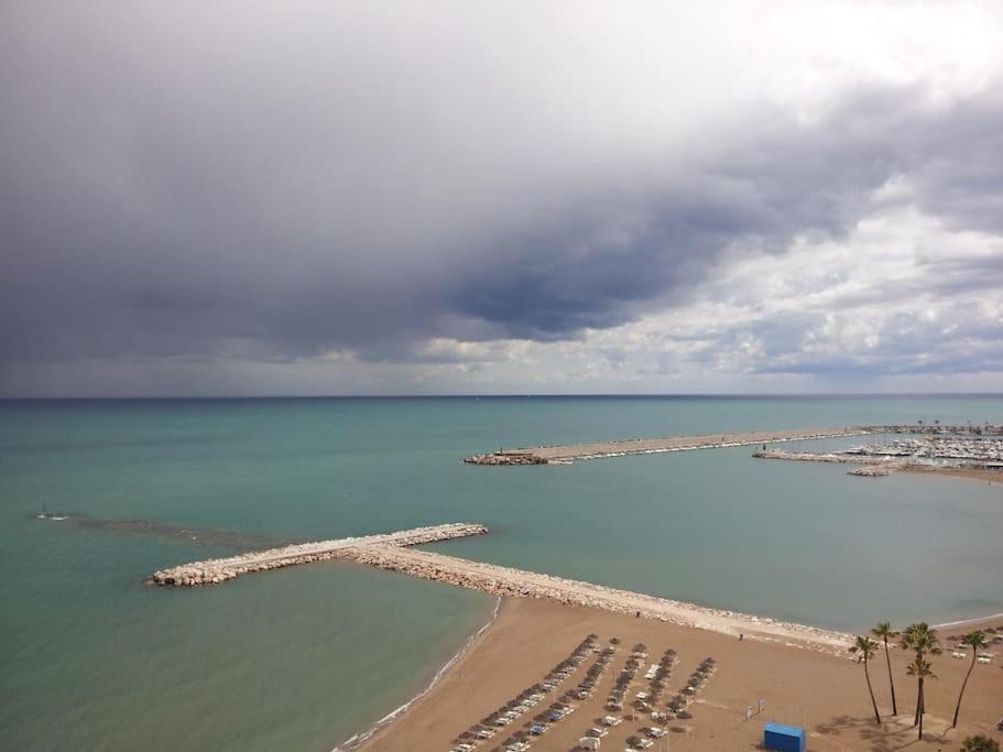 Seafront Apartment With Open-Air Heated Pool フエンヒロラ エクステリア 写真